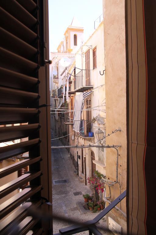 La Finestra Sotto La Rocca Appartement Cefalù Kamer foto